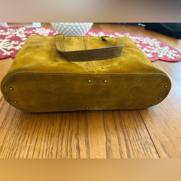 TOD’S Quilted Classic Leather Silver-Studded Bucket Bag in Mustard - Picture 15 of 16